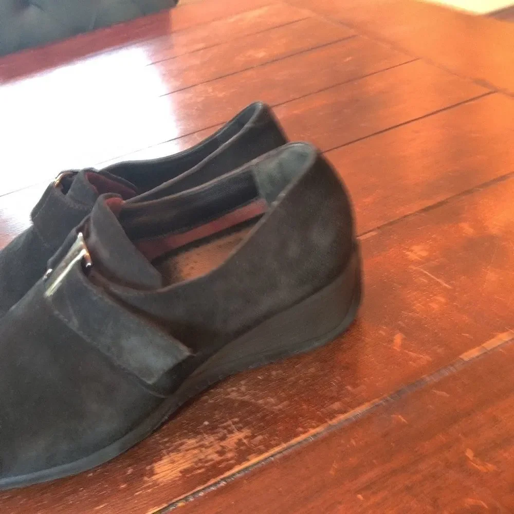 𝅺aquatalia black suede loafers wedge heel silertone hardware size 8.5